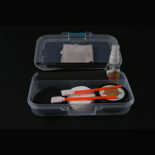 Kurt's Card Care Kit geöffnet mit Inhalt