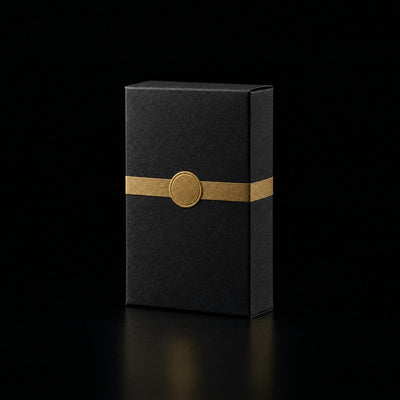 Aktionsmotiv: schwarze Box mit Goldsiegel